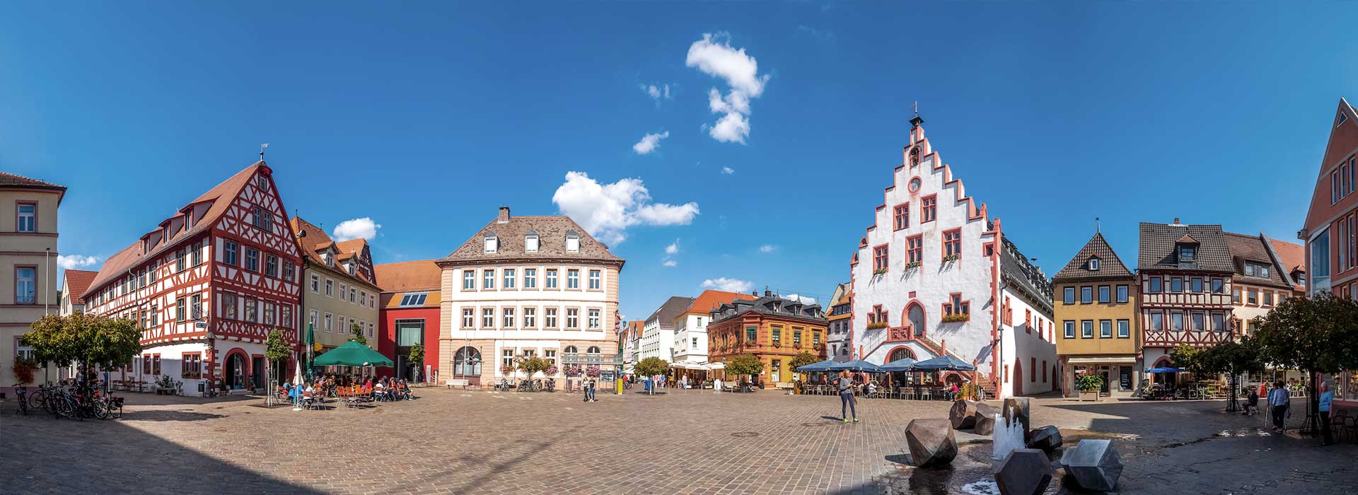 historischer-marktplatz-in-karlstadt-am-main-beim-hotel-alte-brauerei
